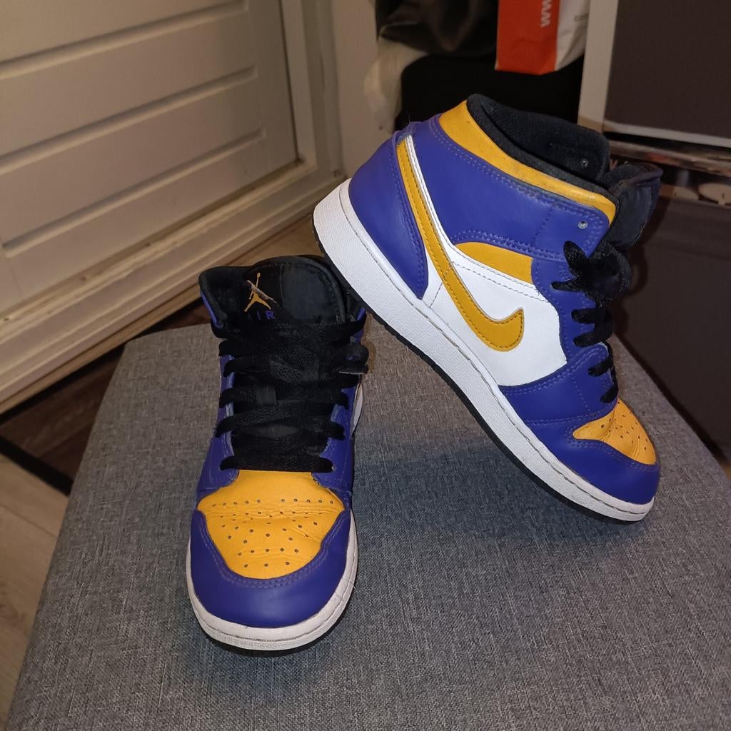Nike Air Jordan 1 Mid Lakers (kinderen), Jongen of Meisje, Schoenen, Ophalen of Verzenden, Nike Air Jordan