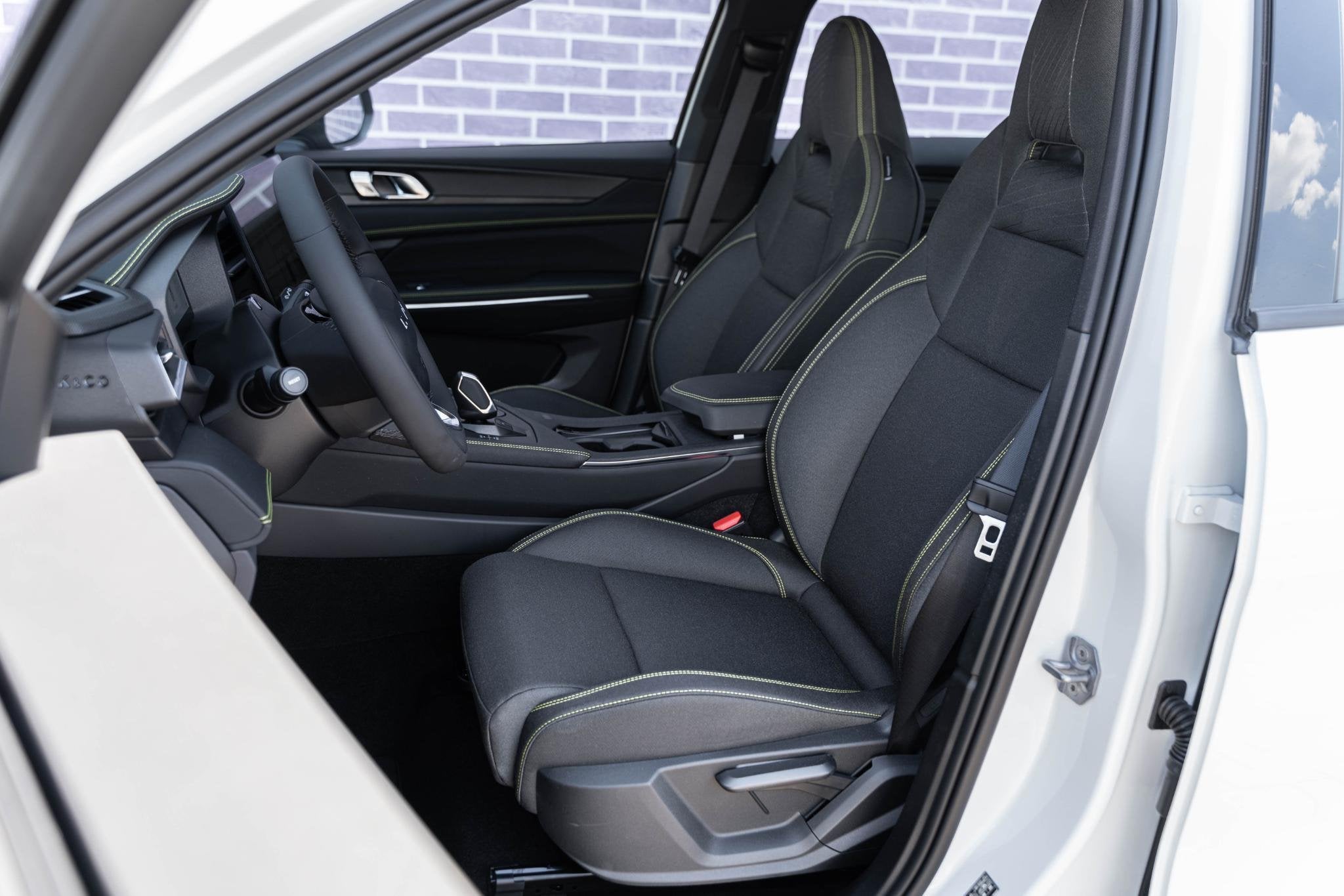 Lynk & Co 01 Plug-in Hybrid 1.5 Core Black Edition | GRATIS, Auto's, 12 maanden, 4 cilinders, Automatische klimaatregeling, Alcantara