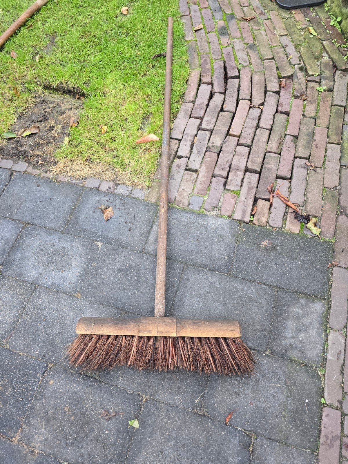 Stevige kokosbezem met houten steel, Ophalen