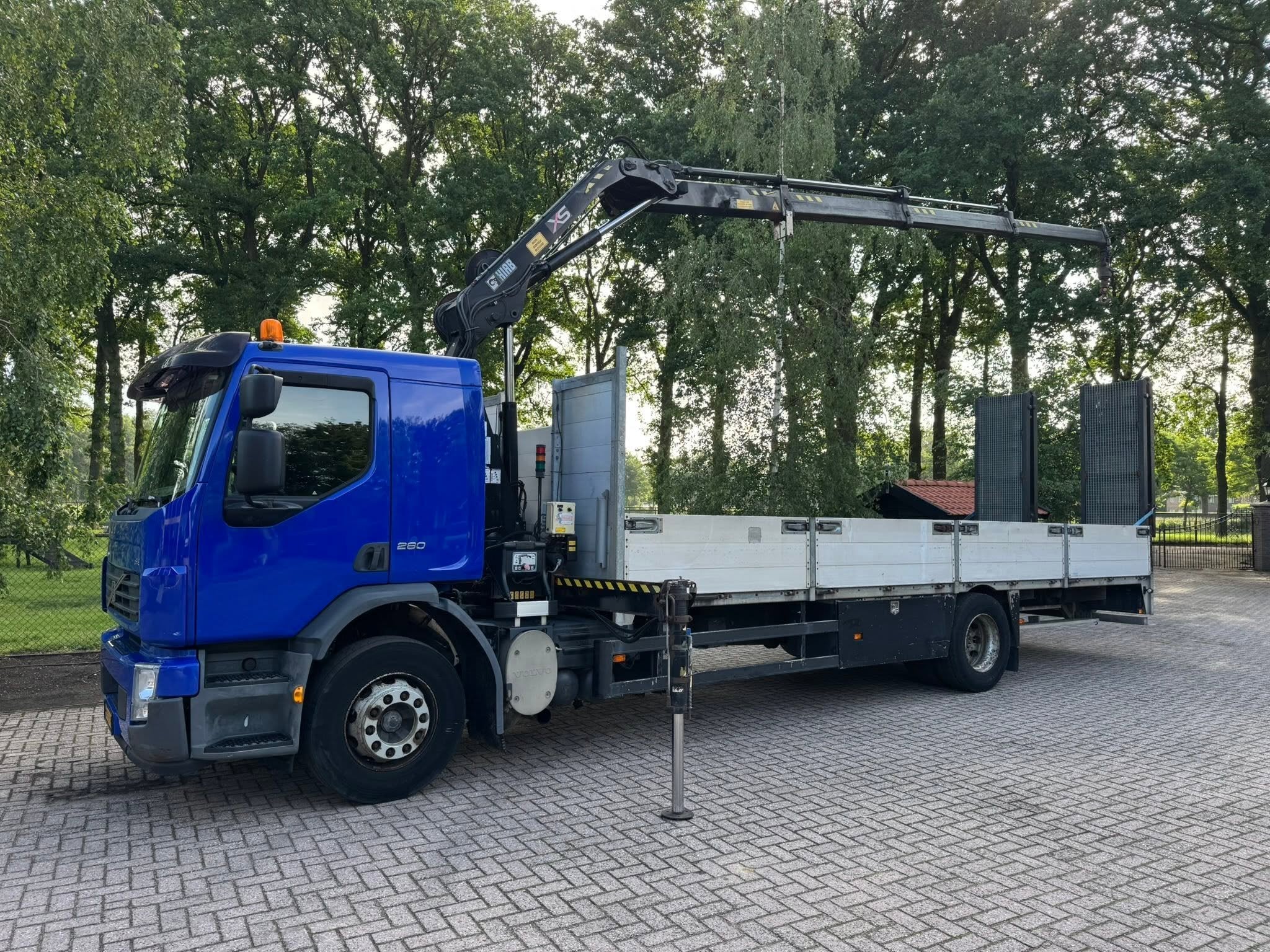 Volvo FE 240 HIAB 111B-3 DUO machinetransporter + kraan, Achterwielaandrijving, Origineel Nederlands, Bedrijf, 2 stoelen