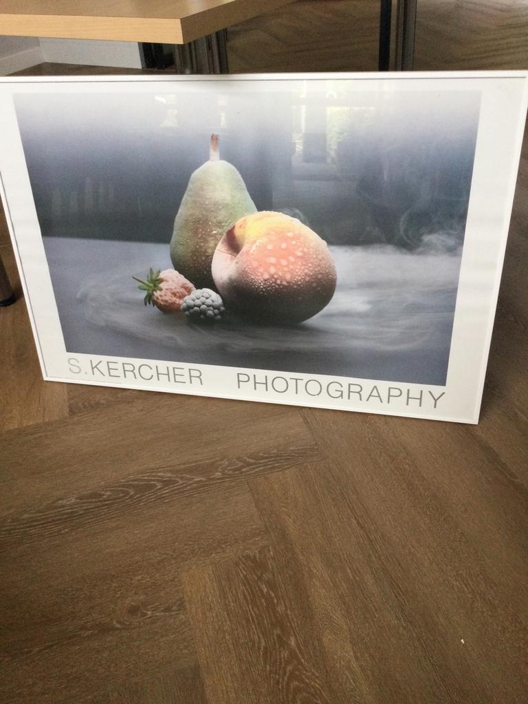 Ingelijste poster met bevroren fruit 94 bij 64, Ophalen of Verzenden, Zo goed als nieuw