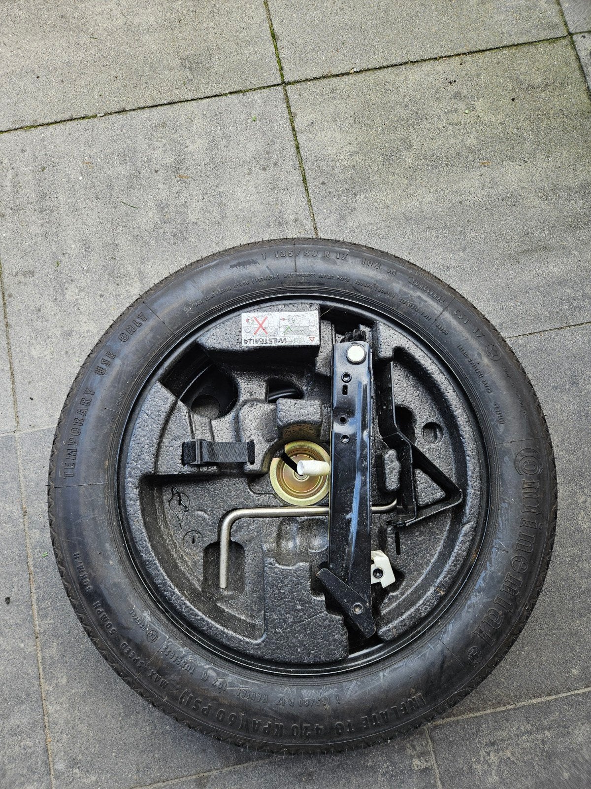Continental thuiskomer 135/80 R17 met krik en sleutel, Ophalen, Gebruikt