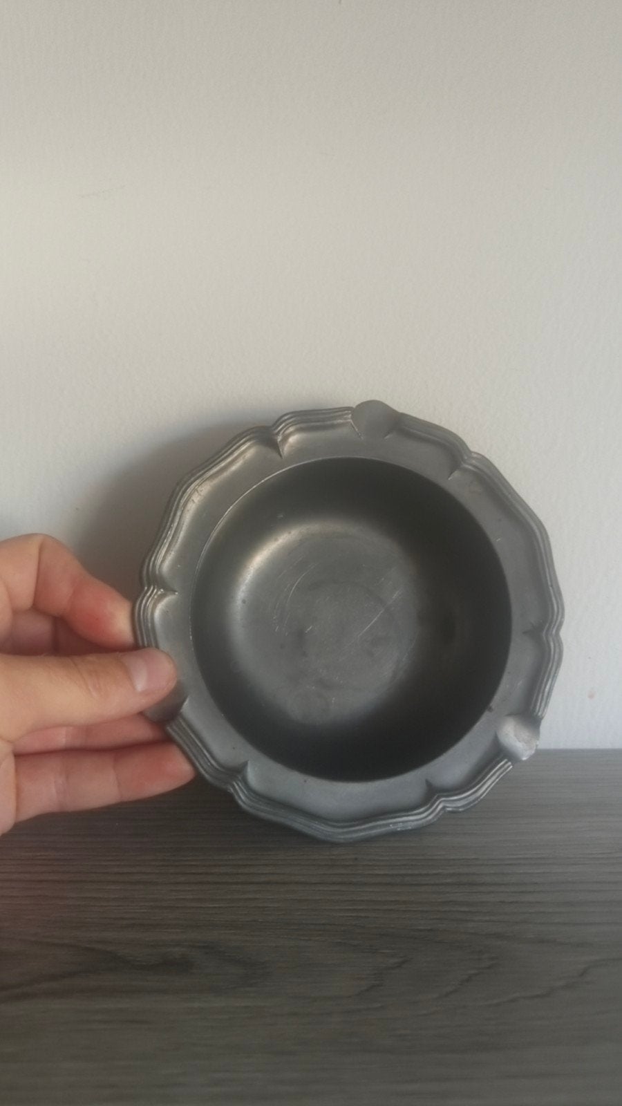 Vintage tinnen asbak met decoratieve rand, Antiek en Kunst, Verzenden