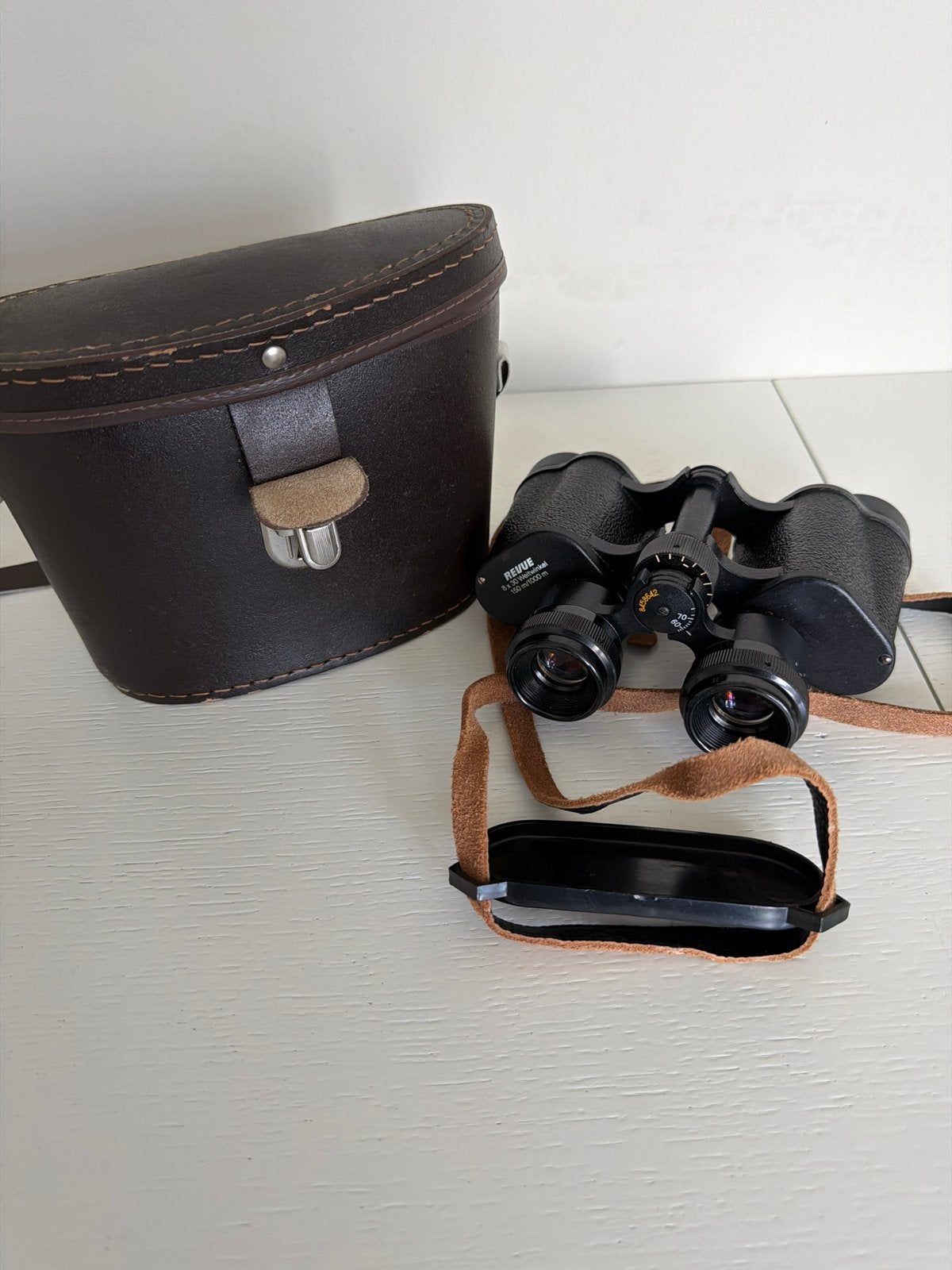 Revue 8x30 Weitwinkel Verrekijker met Leren Tas, Gebruikt, 8 tot 12x, Met hoes of tas, Porro (met knik)