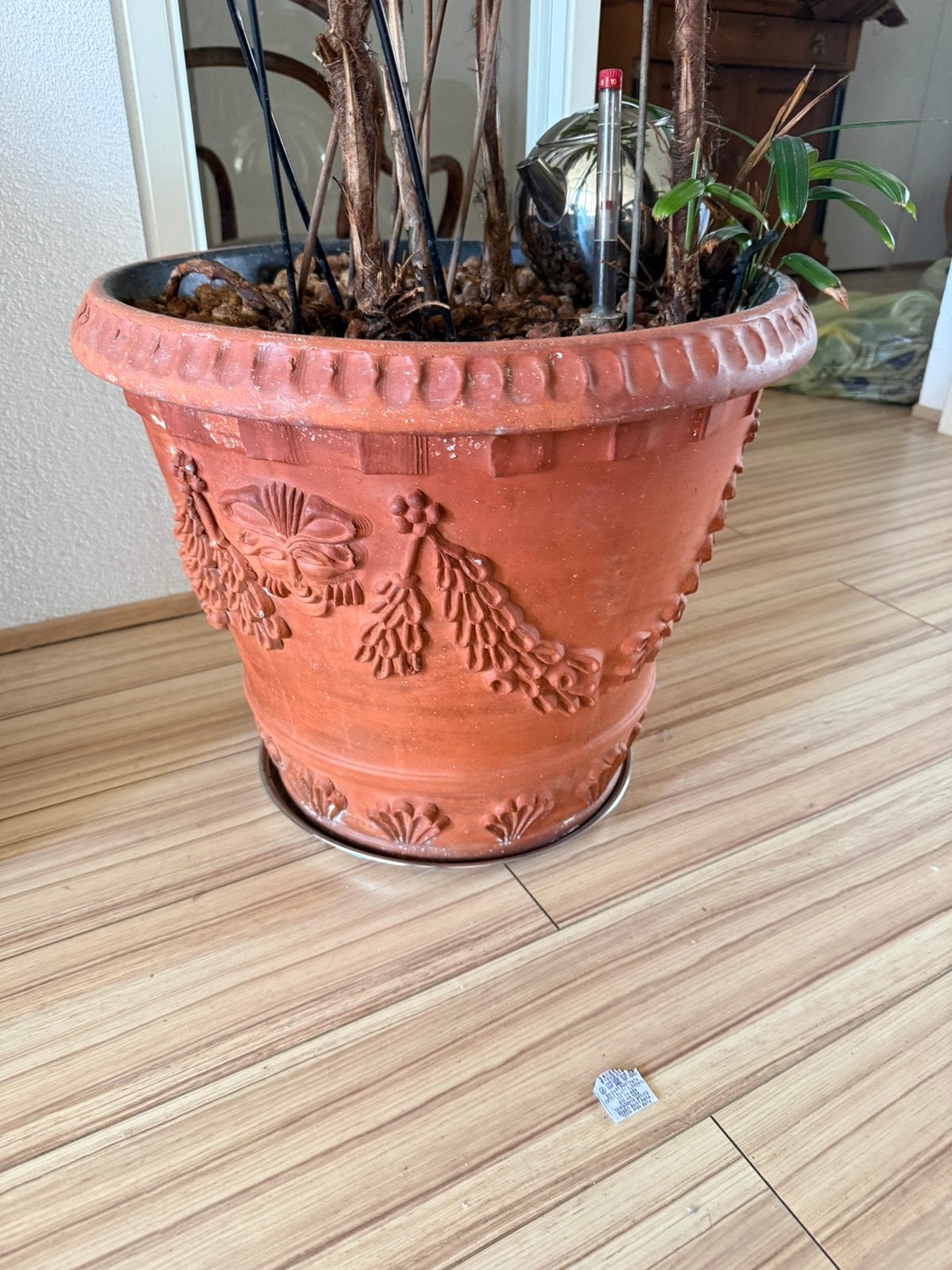 Grote klassieke terracotta bloempot met reliëf, Ophalen, 40 cm of meer, Rond, Binnen