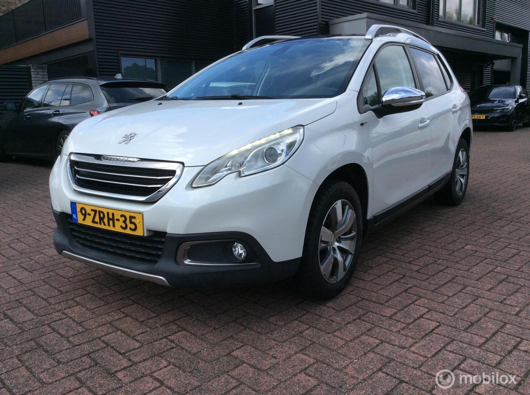 Peugeot 2008 1.2 PureTech Style Panoramadak climate contr na, Voorwielaandrijving, Euro 5, Stof, Zwart