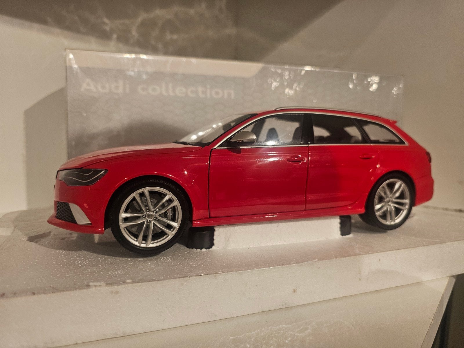 MINICHAMPS Audi RS6 Avant Rood 1:18  dealer edition, Ophalen of Verzenden, Nieuw, Auto, MiniChamps