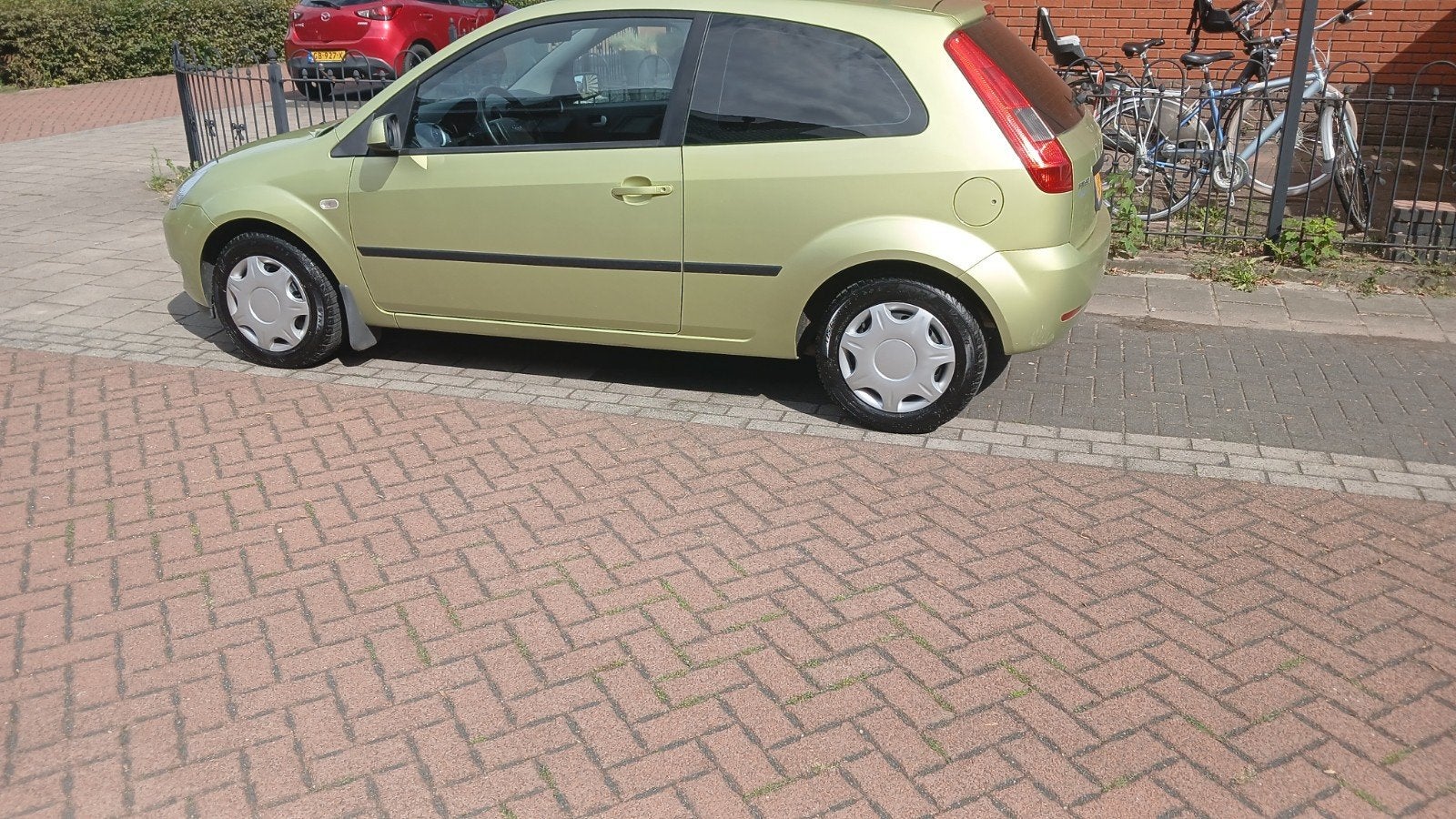 ford fiesta. nieuwstaat zeer lage km stand, Particulier, Te koop