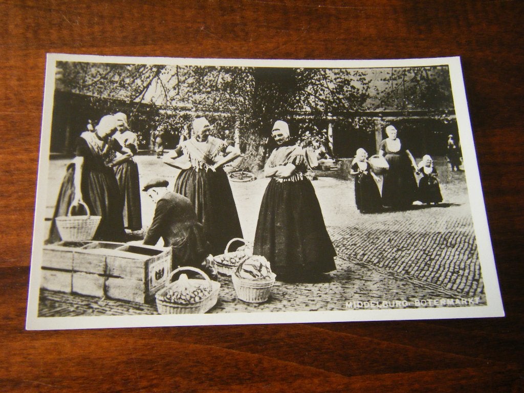 R41 - Middelburg - Botermarkt - Klederdracht - Mooi/Oud, Ophalen of Verzenden, 1920 tot 1940, Zeeland