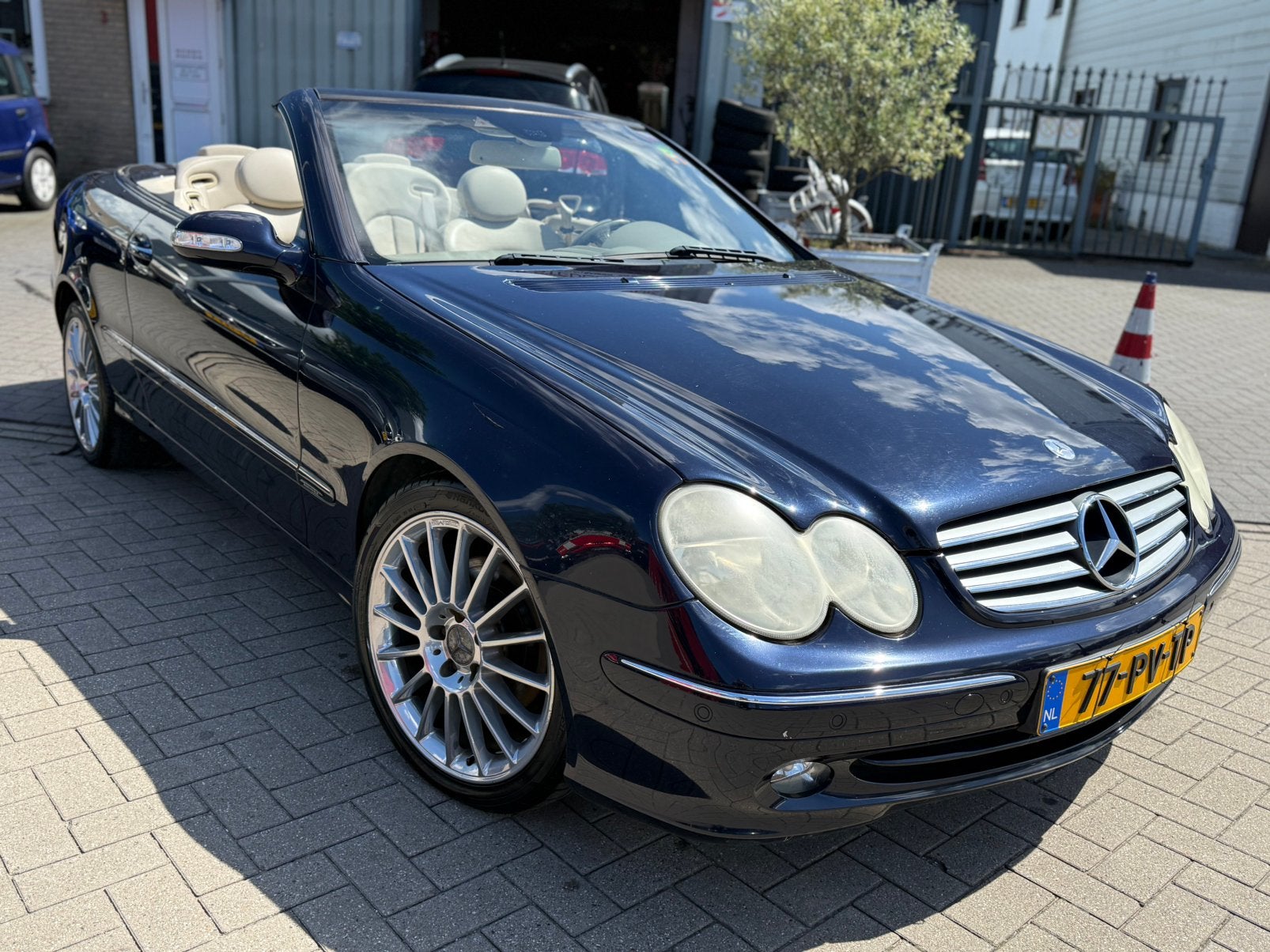Mercedes-Benz CLK 200 CABRIO AUTOMAAT/TREKHAAK/19 INCH/NAP, Automaat, Achterwielaandrijving, Beige, 4 cilinders