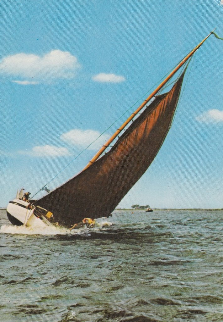 P044 ansichtkaart skutsjesilen zeilen friesland 1974, Ophalen of Verzenden, 1960 tot 1980, Gelopen, Friesland
