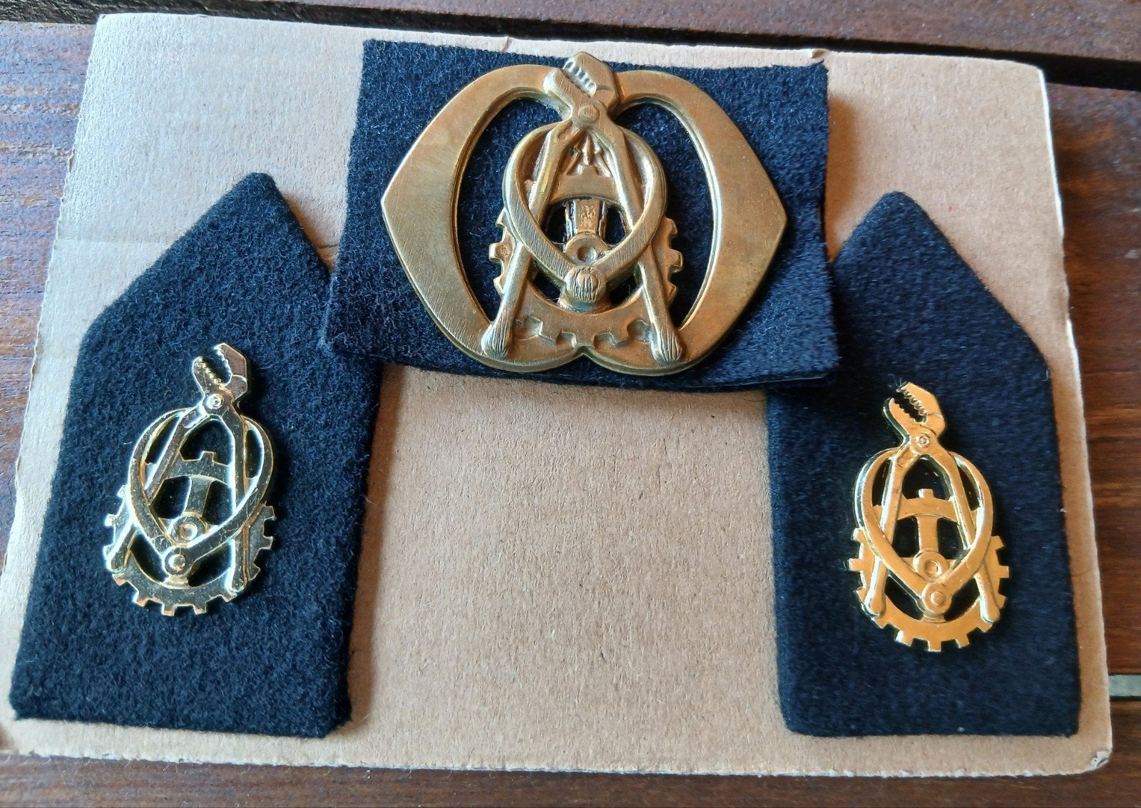 kraagspiegels en baretembleem  : Technische dienst, Verzamelen, Ophalen of Verzenden, Landmacht, Nederland, Embleem of Badge