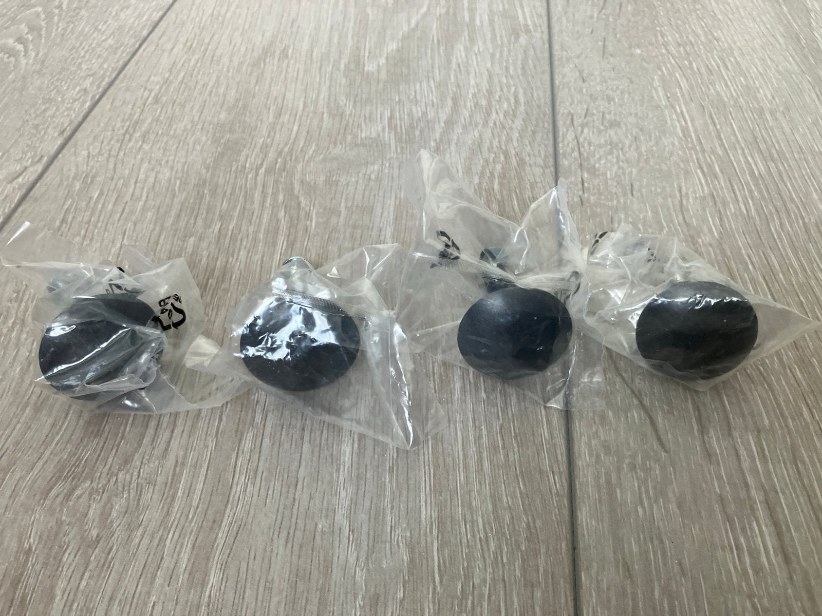4 zwarte deurknoppen/kastknoppen van HEMNES/IKEA, Zwart, Nieuw, Kunststof, Ophalen of Verzenden
