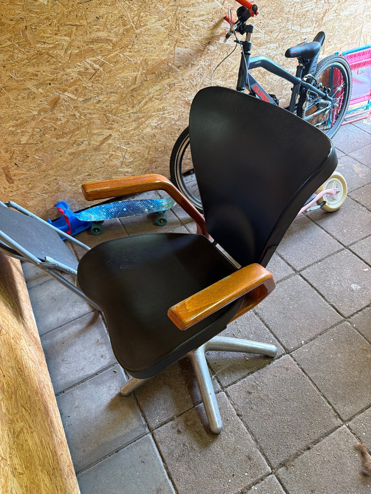 Kappersstoel met houten armleuningen, Huis en Inrichting, Ophalen, Gebruikt, Zwart, Eén