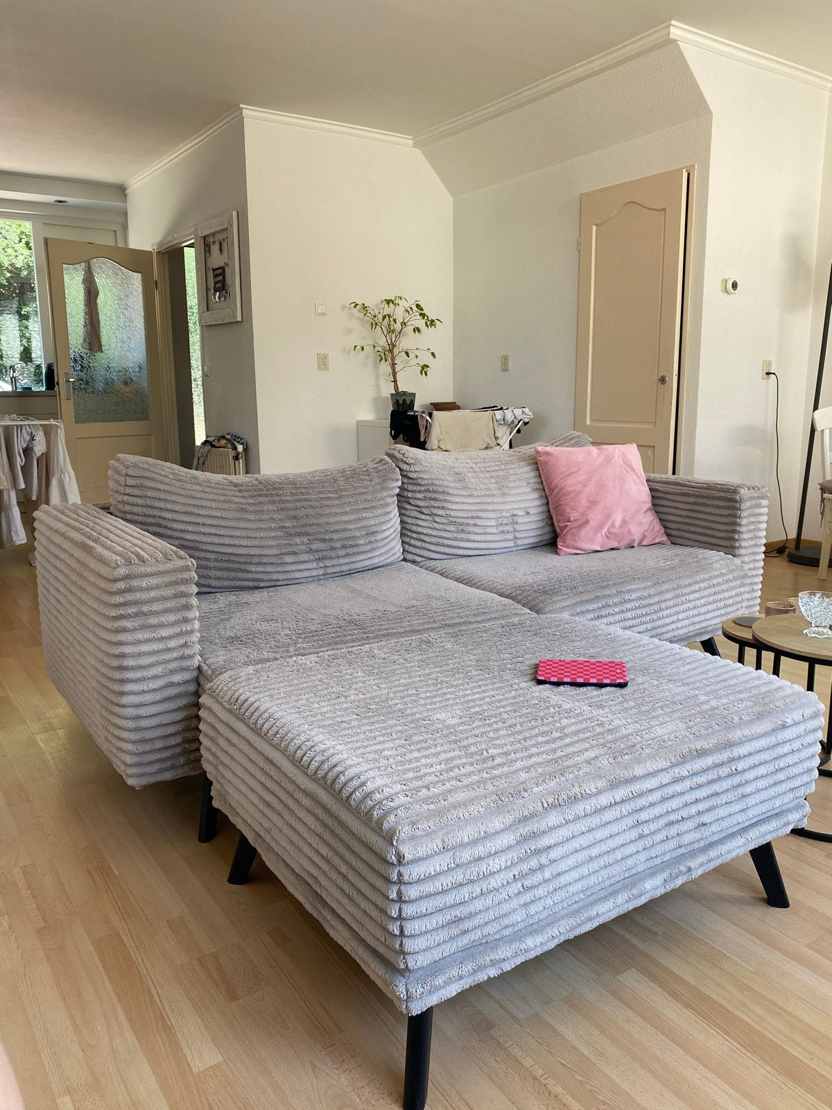 Comfortabele grijze ribstof bank met hocker - 210cm breed, Ophalen, Gebruikt, Driepersoons, 75 tot 100 cm