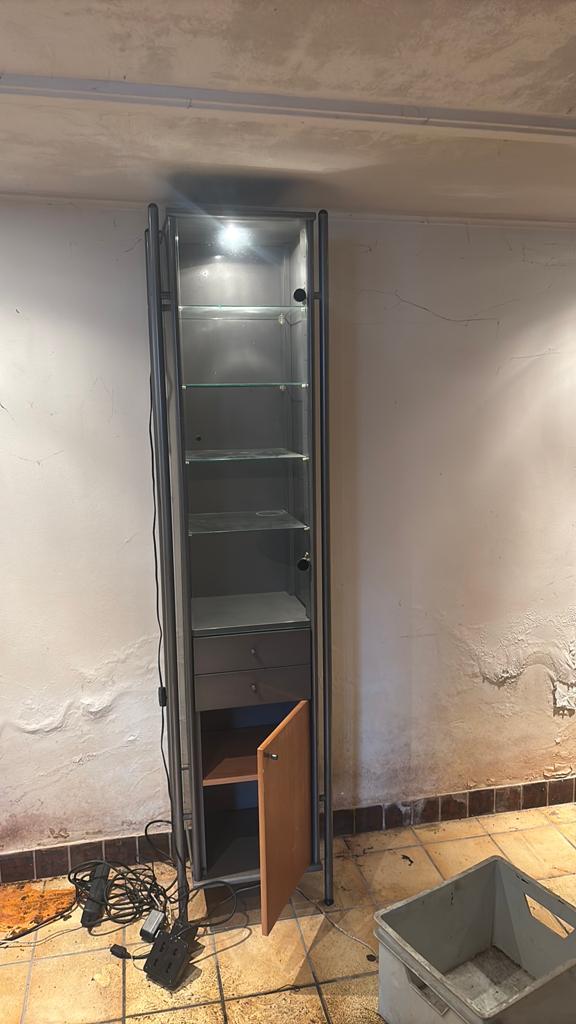 Glazen vitrinekast met lades en verlichting, Huis en Inrichting, Ophalen, Minder dan 50 cm, Gebruikt, 200 cm of meer