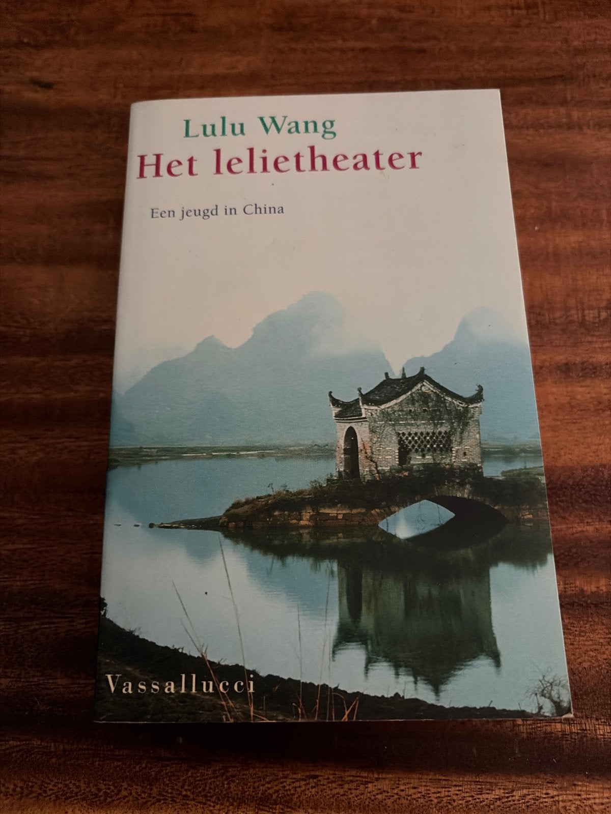 Lulu Wang - Het lelietheater (Een jeugd in China) - V2, Ophalen of Verzenden, Gelezen, Wereld overig