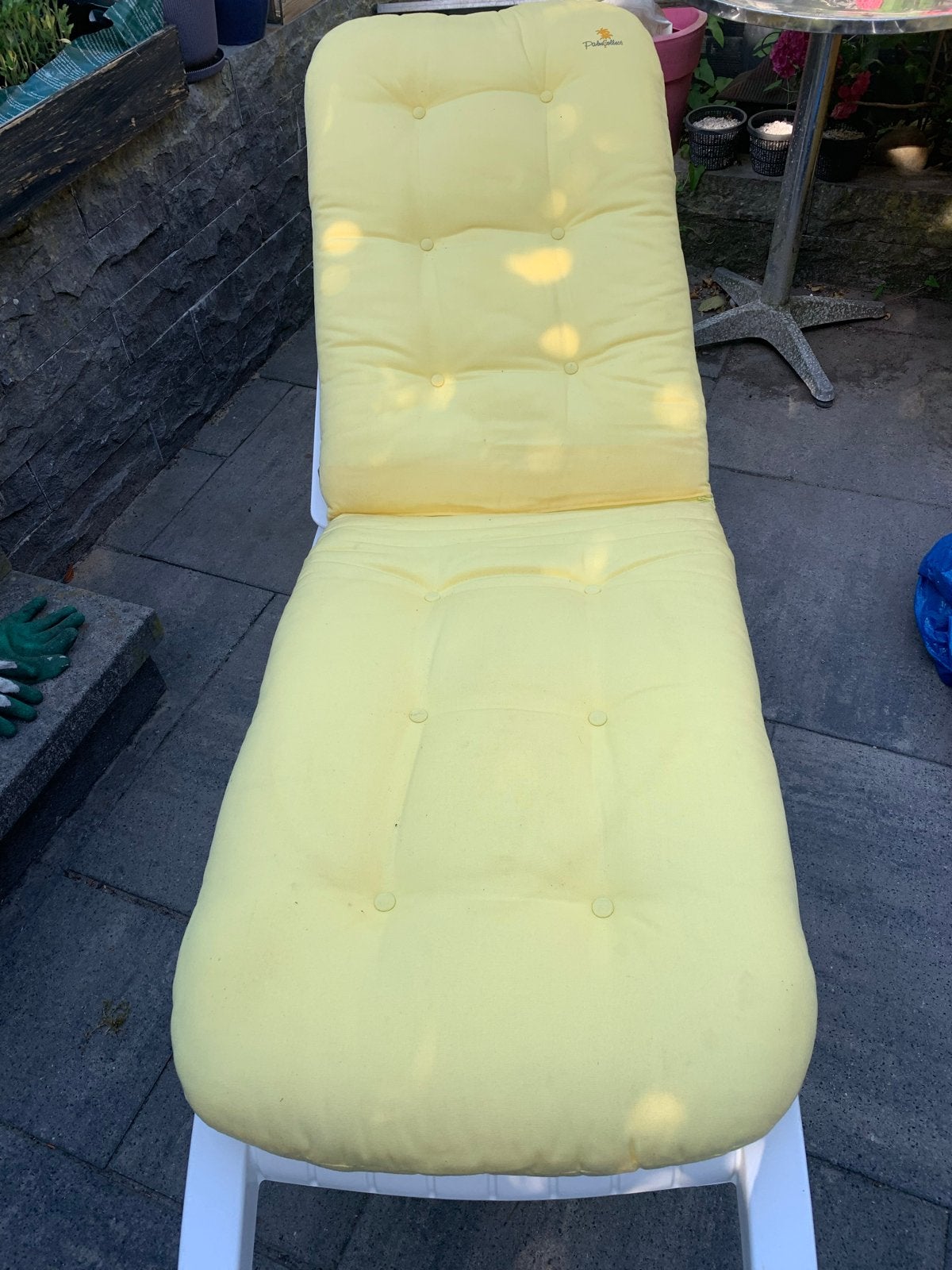 Ligbed met geel kussen - verstelbaar en inklapbaar, Tuin en Terras, Ophalen, Gebruikt, Kunststof, Inklapbaar