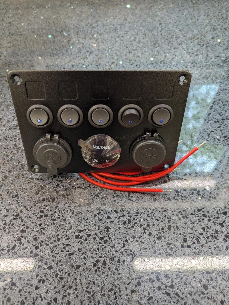 Schakelpaneel met 12V, USB en Voltmeter, Ophalen of Verzenden, Nieuw