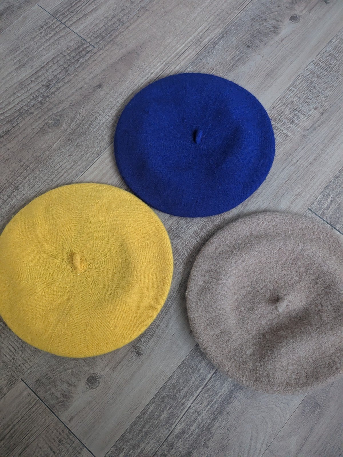 Set van 3 (kerk)  baretten / mutsen: blauw, geel en Taupe, 55 cm (S, 6⅞ inch) of minder, Hoed, Ophalen of Verzenden, Onbekend