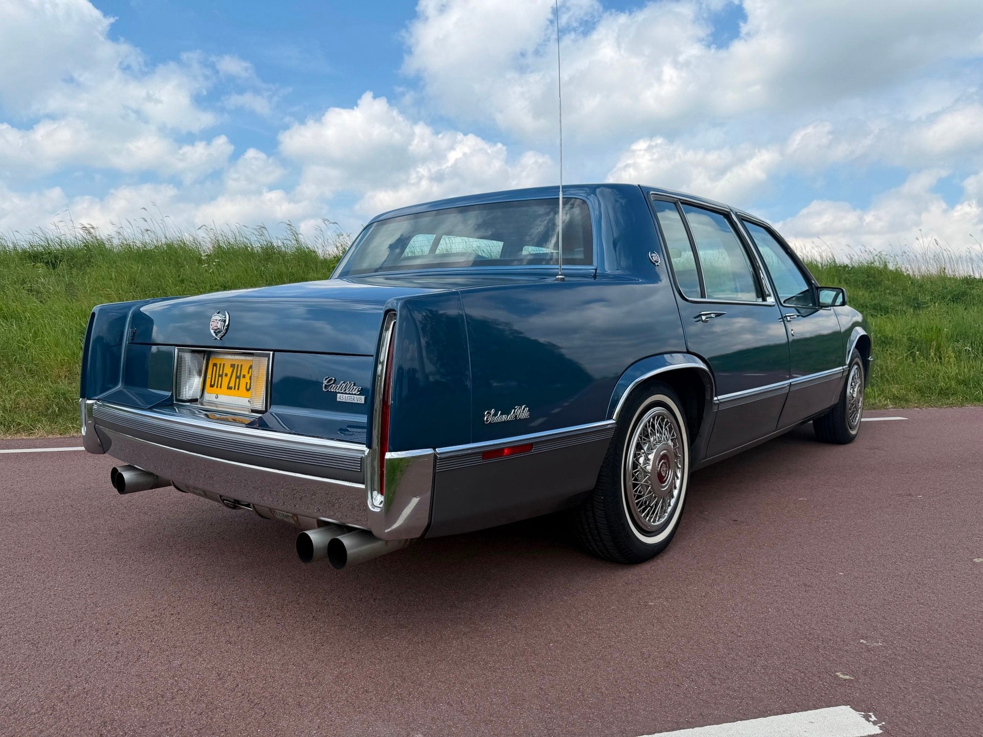 Cadillac SEDAN DE VILLE U9 / IN NIEUW STAAT / 1ste EIGENAAR, Auto's, Cadillac, Automaat, Gebruikt, Blauw, Bedrijf