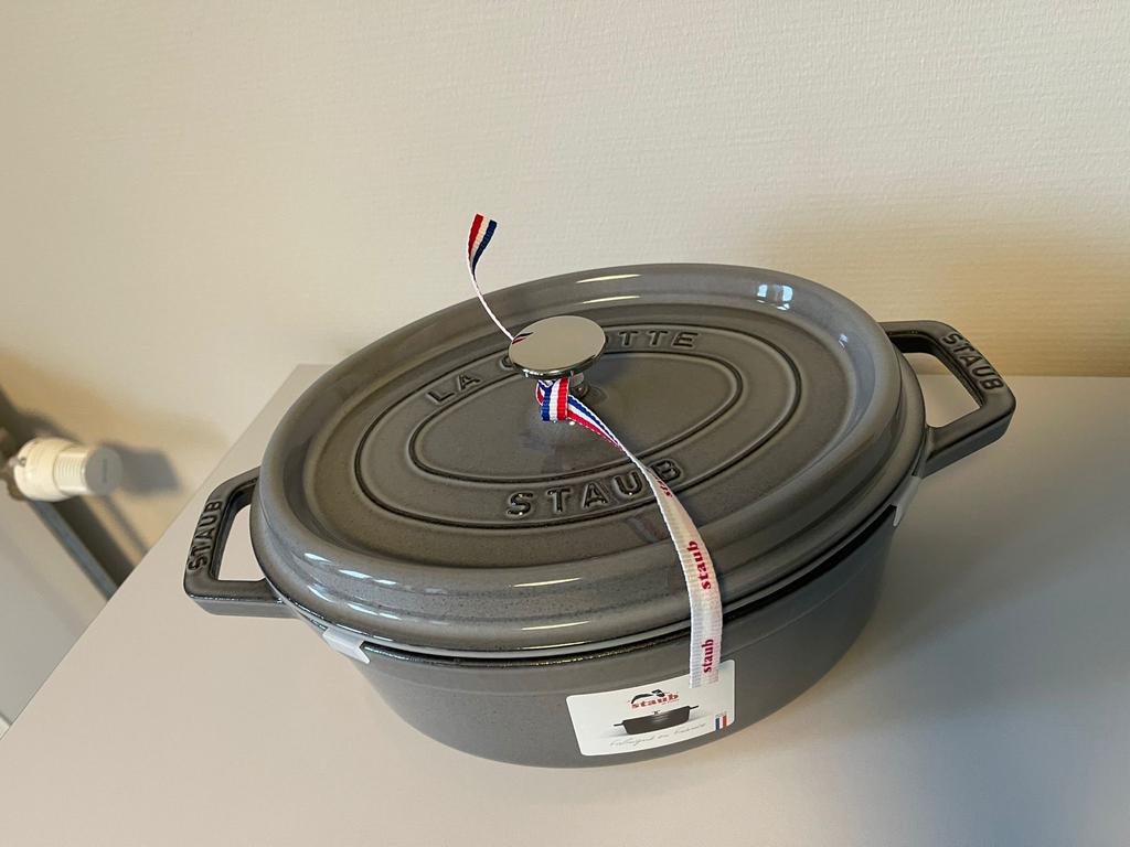 Staub Cocotte 27cm Ovale Gietijzeren Braadpan, Nieuw, Ophalen of Verzenden, Koekenpan of Braadpan, Gietijzer