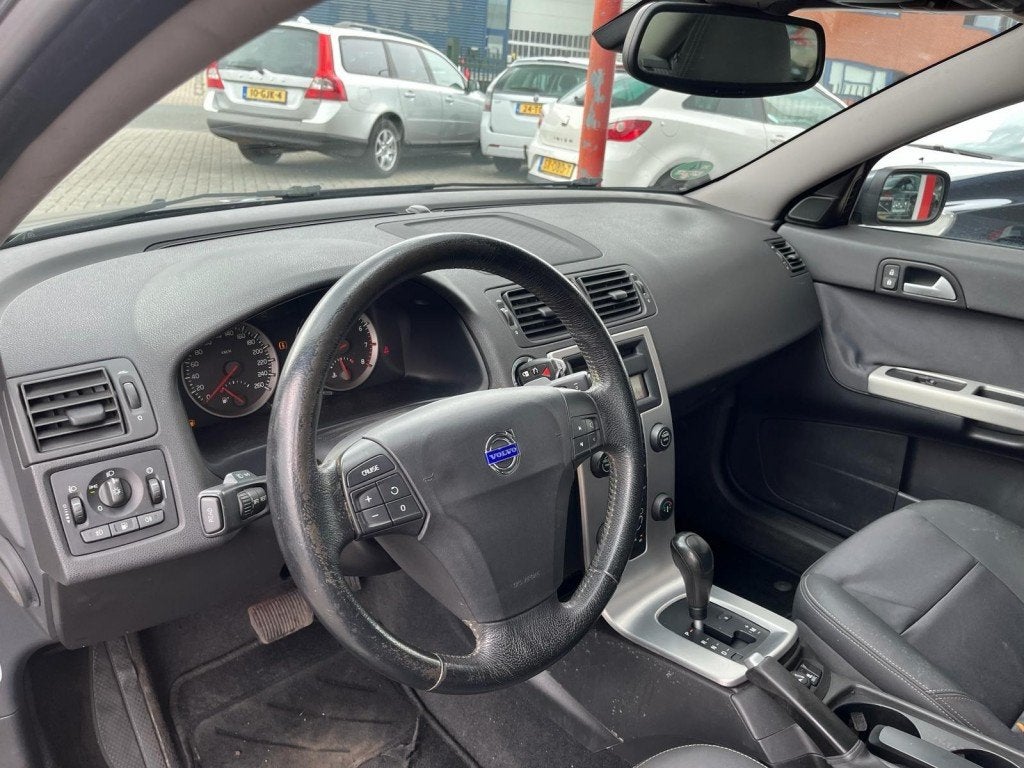 Volvo S40 2.4 170PK aut. NIEUWE APK/TREKHAAK/NW DISTRIBUTIE, Auto's, Volvo, Voorwielaandrijving, Stoelverwarming, 1357 kg, Gebruikt