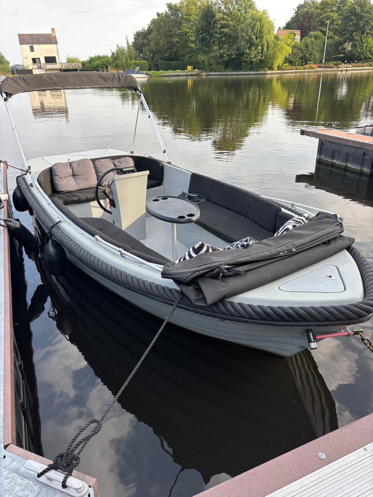 Mooie goed onderhouden lichtgrijze sloep van 5.90m, Watersport en Boten, Ophalen of Verzenden, Zo goed als nieuw, Liberty, Zonnedek