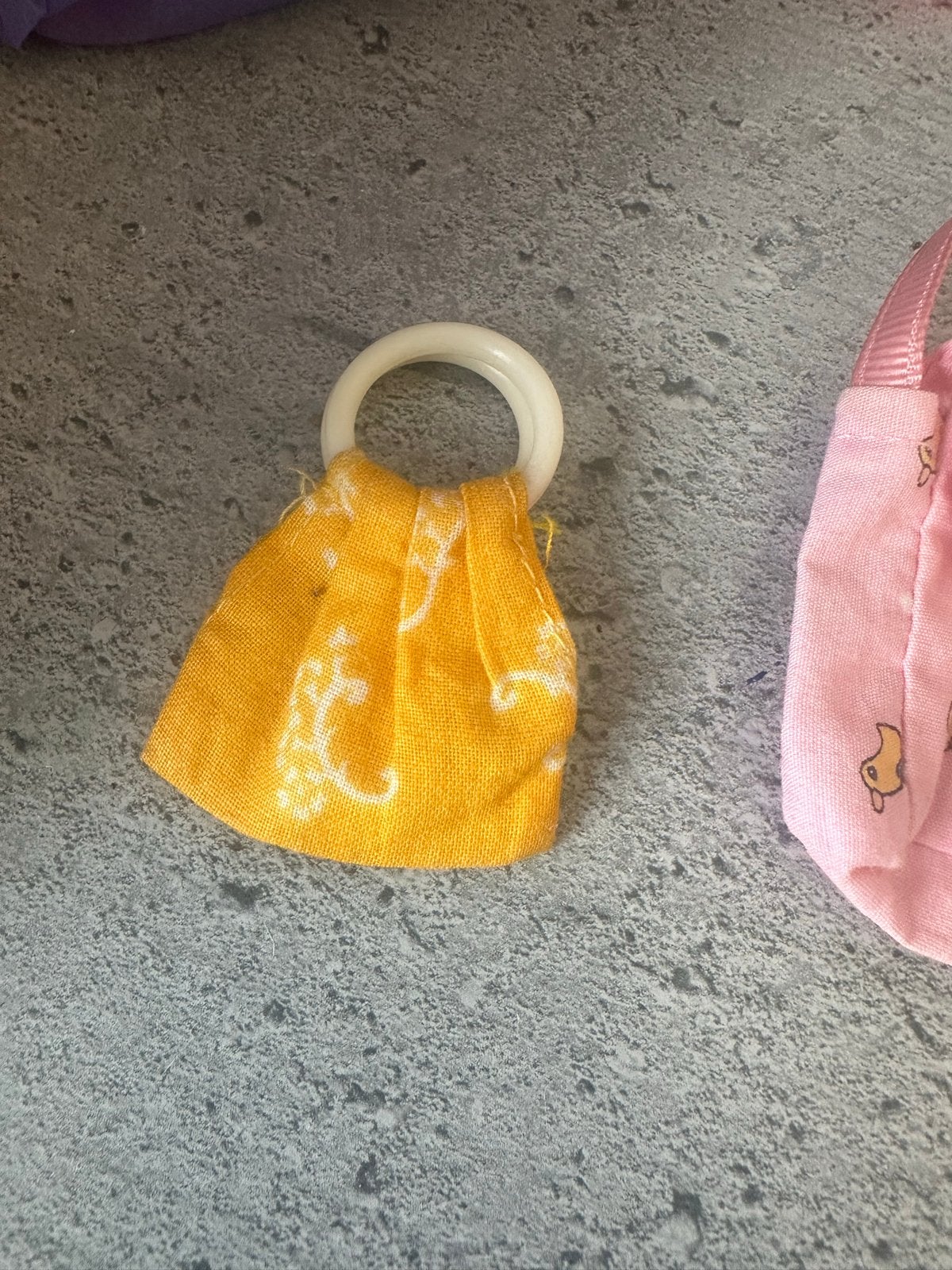 Sindy ? Barbie tasje - Geel met wit patroon, Ophalen of Verzenden, Gebruikt