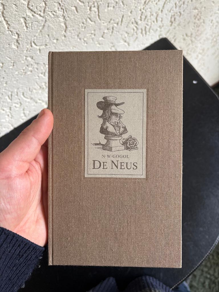 Nikolaj Gogol - De Neus - De Roos, 1955 - Hermanus Berserik, Gelezen, Ophalen of Verzenden, Nederland, Nikolaj Gogol