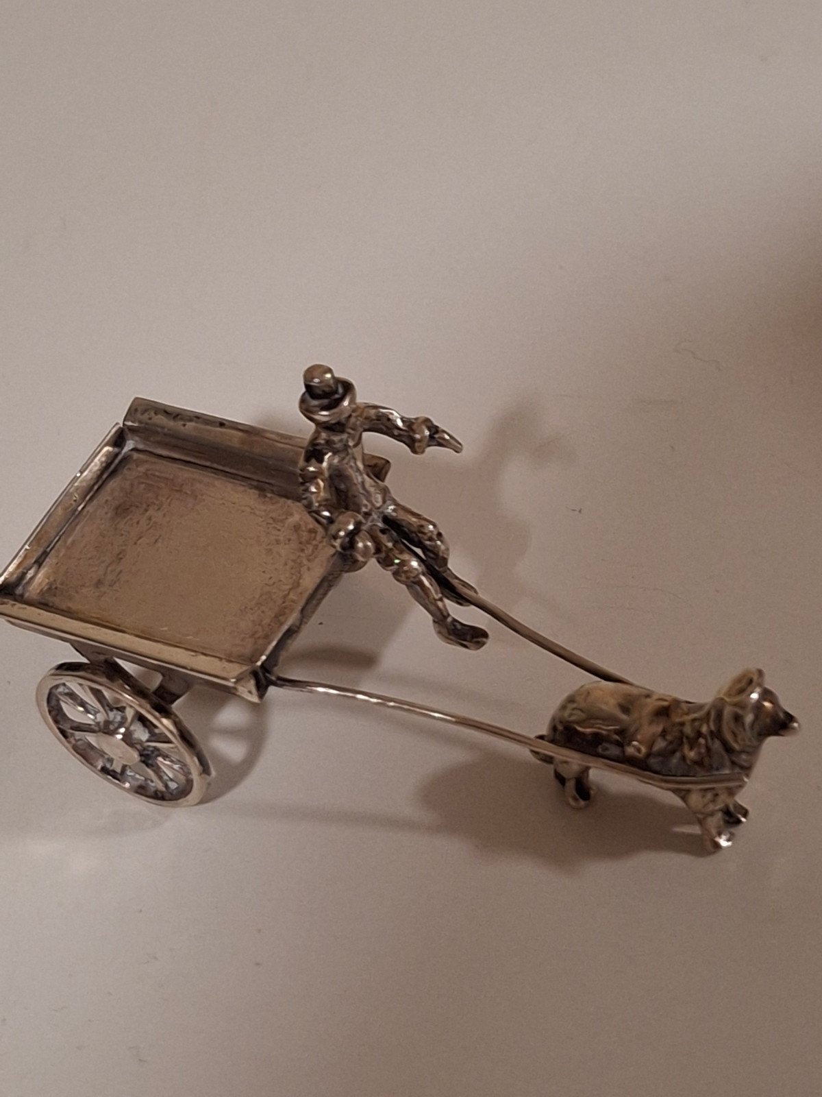 zilveren  miniatuur  man met hondenkar, Ophalen of Verzenden