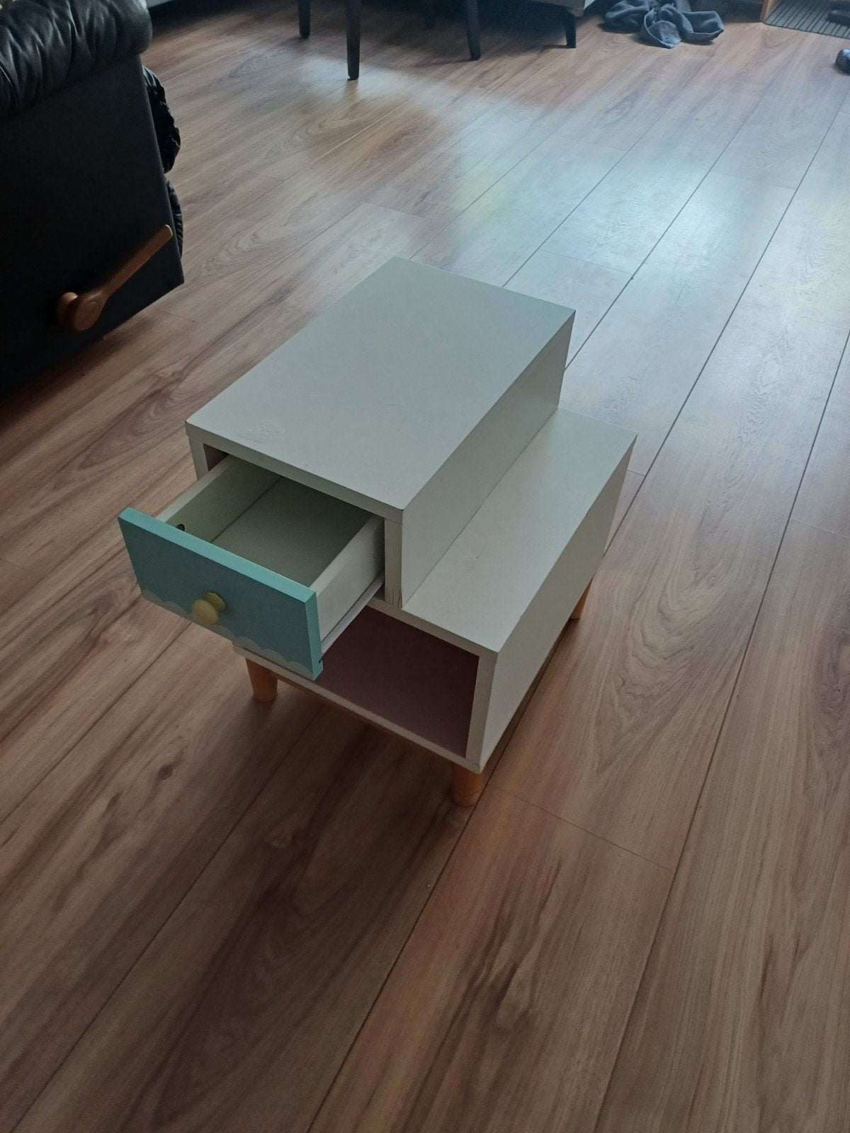 Modern nachtkastje met lade en opbergvak, Huis en Inrichting, 45 tot 60 cm, Minder dan 55 cm, Gebruikt, Modern, Scandinavisch