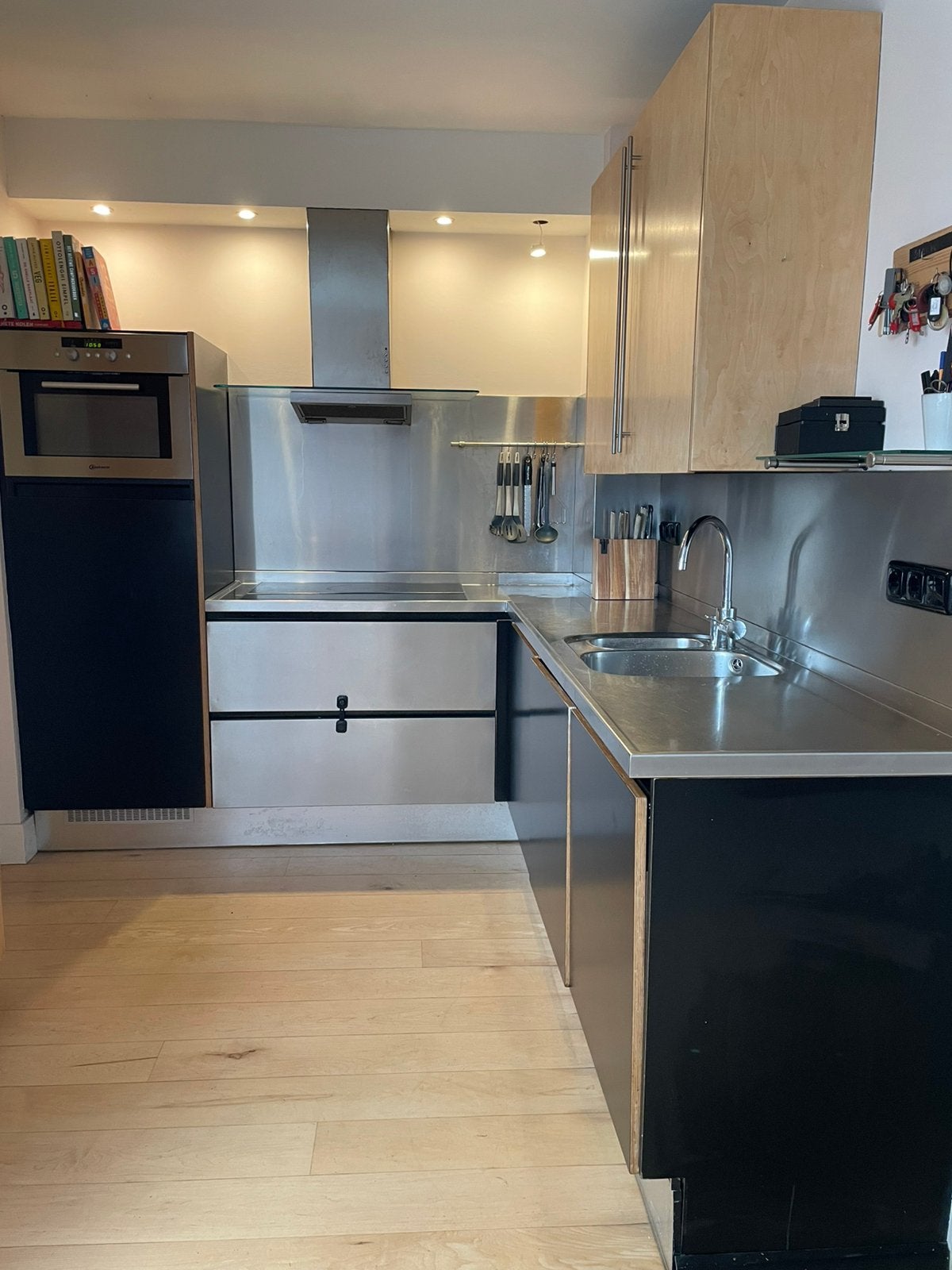 Complete hoekkeuken 240 bij 220 in RVS en hout, Huis en Inrichting, Ophalen, Zo goed als nieuw, Graniet of Steen, Hoekkeuken