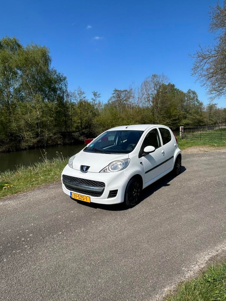 Peugeot 107 1.0 12V 5DR 2012 Wit airco carplay, Voorwielaandrijving, Stof, 4 stoelen, Origineel Nederlands