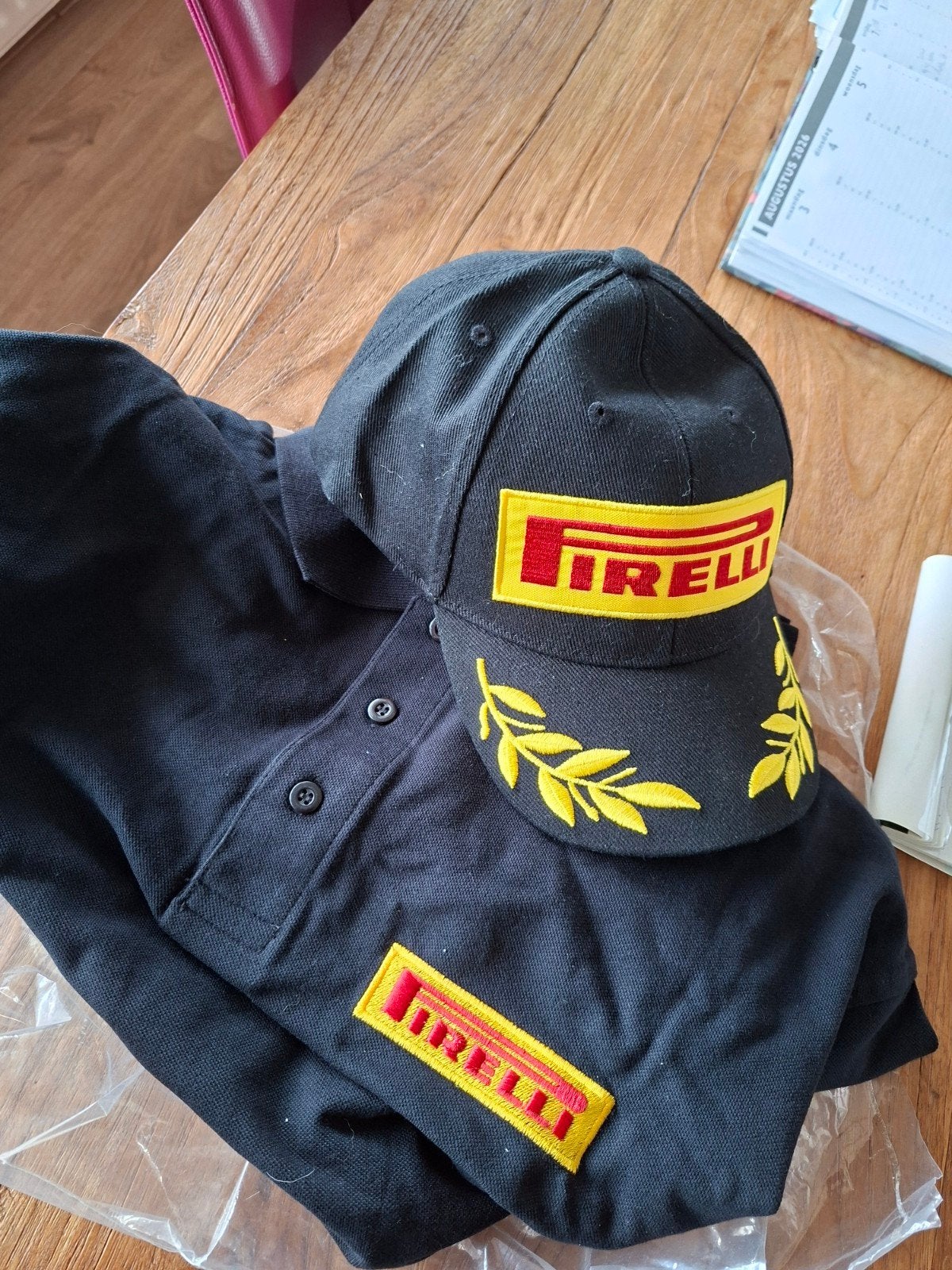 shirt en basebalcap met pirelli logo en borduur JOB !!, Kleding | Heren, Hoeden en Petten, Ophalen