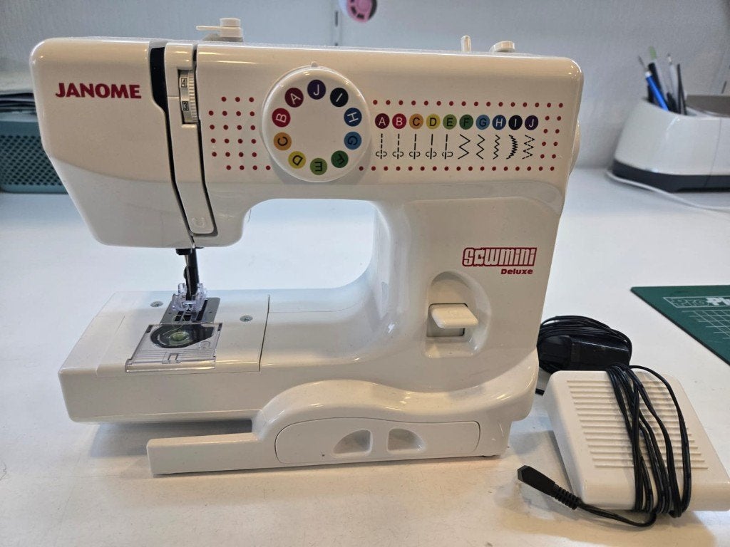 Janome Sew Mini De Luxe Naaimachine, Hobby en Vrije tijd, Verzenden, Gebruikt, Naaimachine, Janome