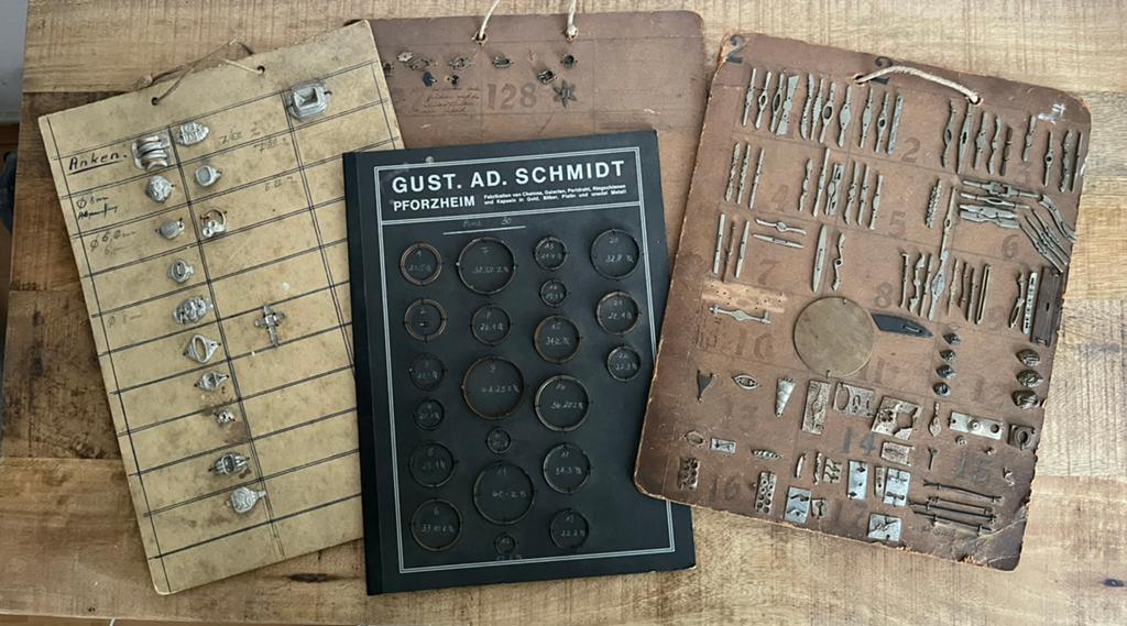 Monsterbord met alpaca broche modellen goudsmid, Ophalen of Verzenden