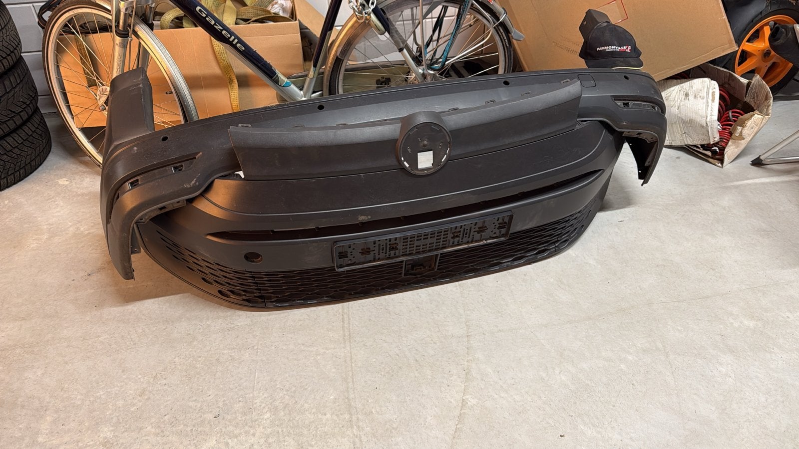 Caddy mk5 bumpers en originele banden 5x112 205/65/15, Gebruikt, Ophalen of Verzenden, Bumper, Volkswagen