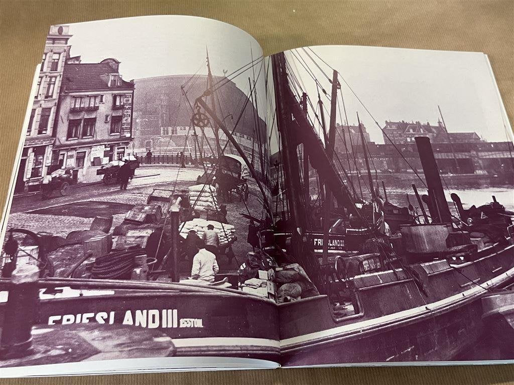 Amsterdam. Beeld van een haven 1870-1940., Ophalen of Verzenden, Gelezen