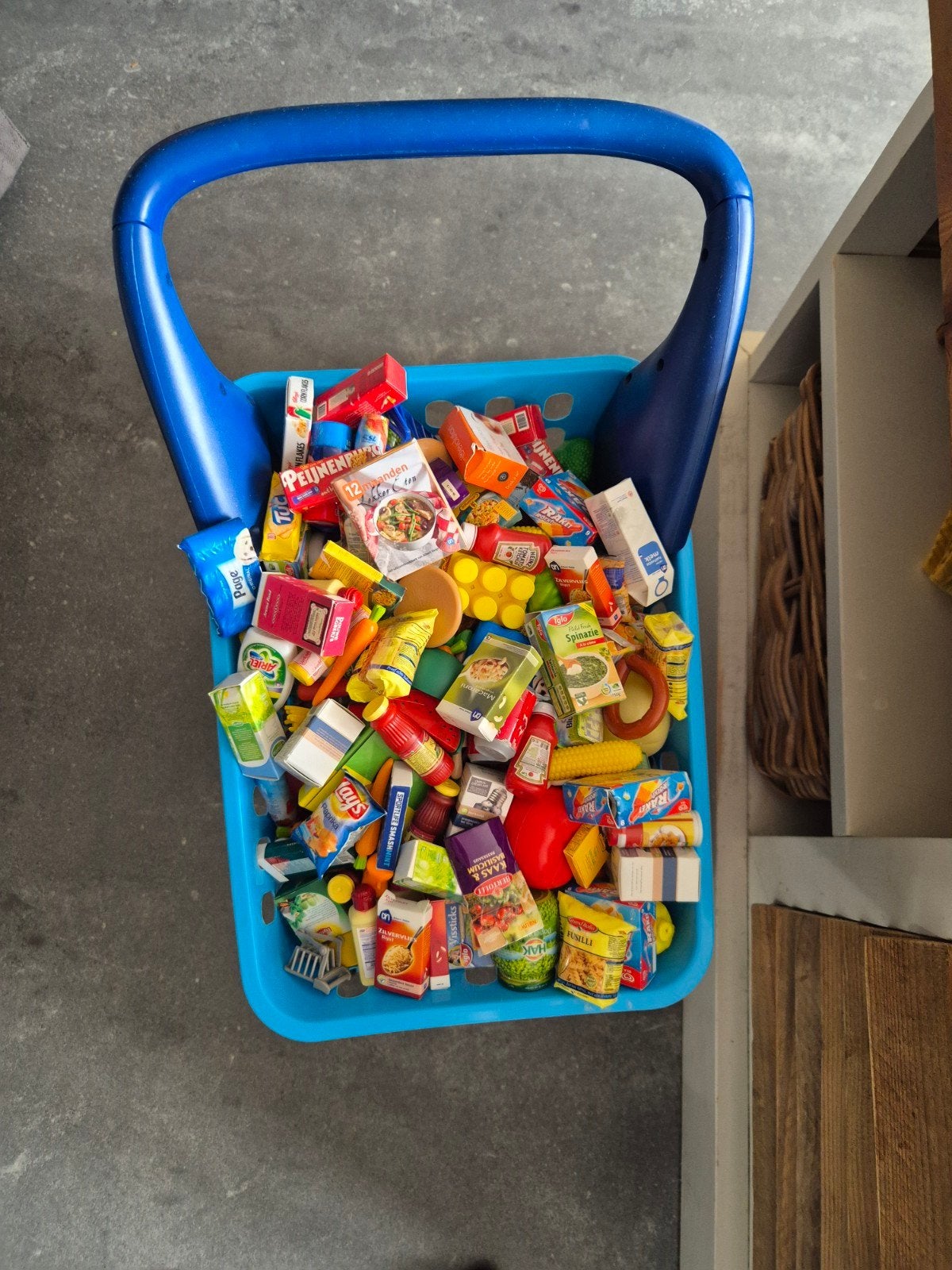 Albert Heijn winkelwagen met boodschappen en keukenspullen, Ophalen