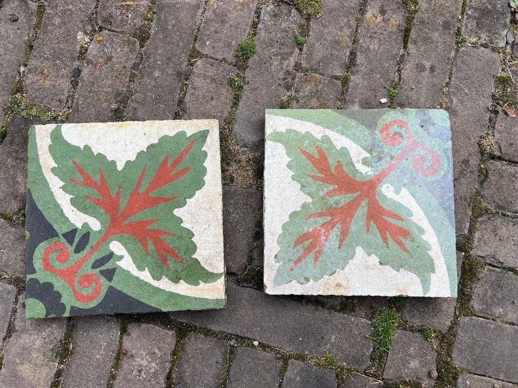 Antieke vloertegels met bladmotief | 250 stuks ongeveer, Doe-het-zelf en Verbouw, Ophalen, Overige materialen, Gebruikt, Minder dan 20 cm