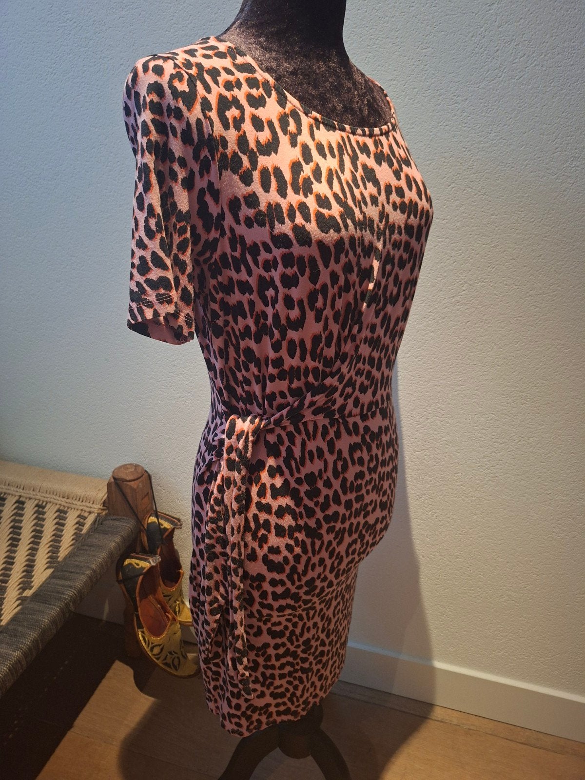Jurk met luipaardprint van Juffrouw Jansen, Kleding | Dames, Maat 38/40 (M), Ophalen of Verzenden, Roze, Gedragen