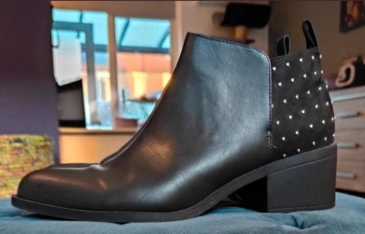 Leuke zwarte enkellaarsjes Divided maat 40, Ophalen of Verzenden, Zo goed als nieuw, Zwart