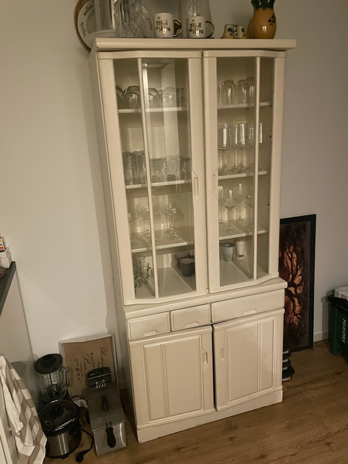 Crèmekleurige vitrinekast met glas en opbergruimte, Ophalen, Gebruikt, 100 tot 150 cm, 200 cm of meer