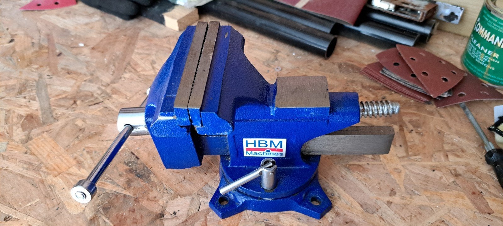 HBM Machines Bankschroef 115mm met pijpklem, Ophalen of Verzenden, Zo goed als nieuw, Bankschroef, Overige merken