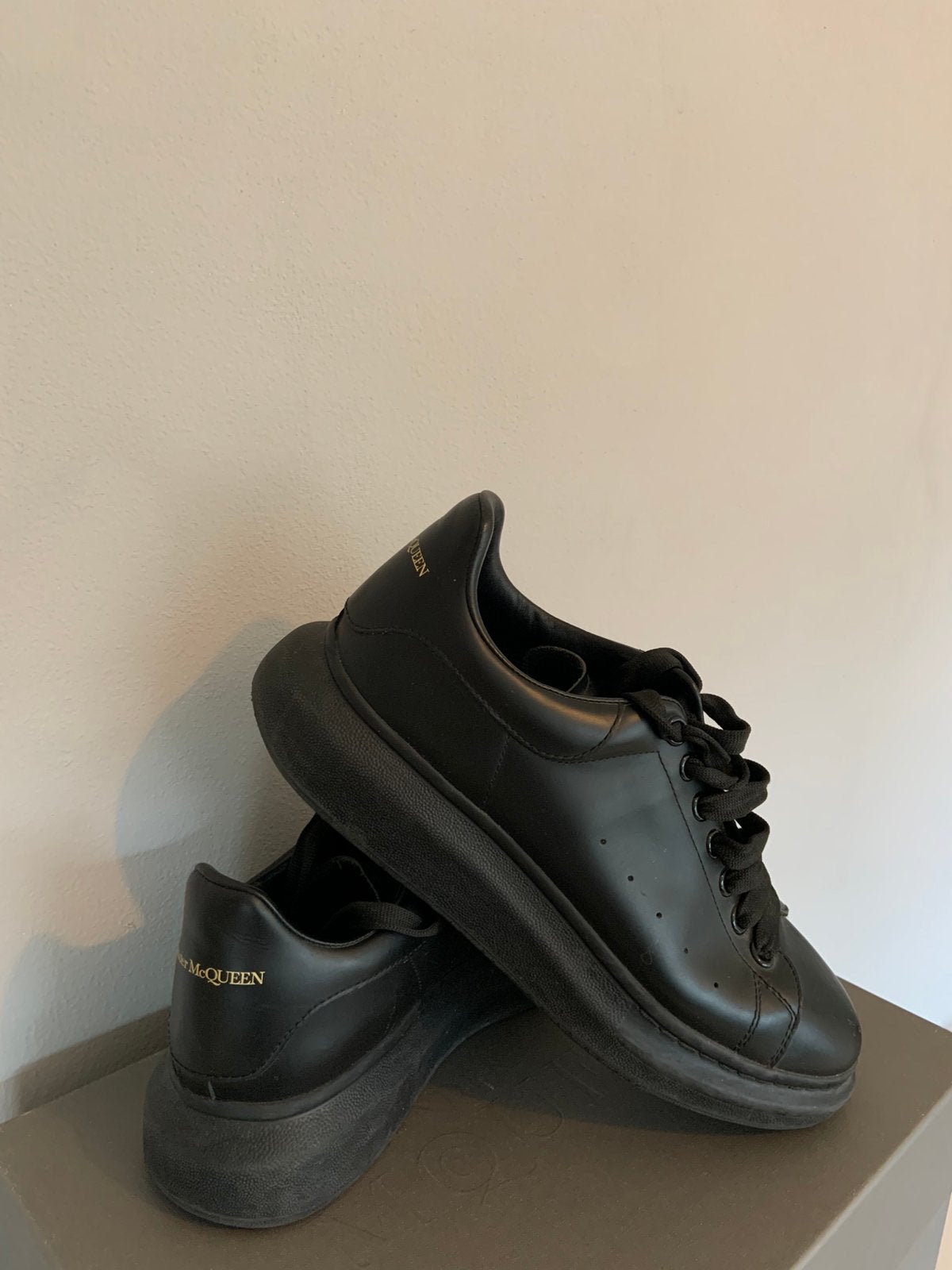 Alexander mcQueen zwarte leren sneakers maat 42, Ophalen of Verzenden, Zo goed als nieuw, Zwart