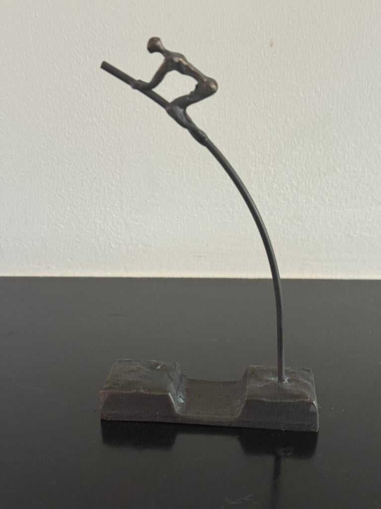 Bronzen beeldje polsstokhoogspringer, Antiek en Kunst, Kunst | Beelden en Houtsnijwerken, Minder dan 20 cm, Ophalen of Verzenden