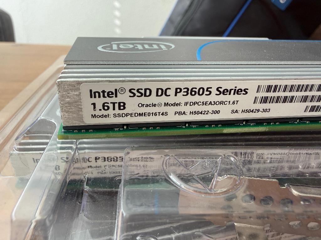 Intel SSD DC P3605 1.6 TB PCI-e SSD (3 stuks beschikbaar), Computers en Software, Harde schijven, Intern, 1.6 TB, SSD, Refurbished