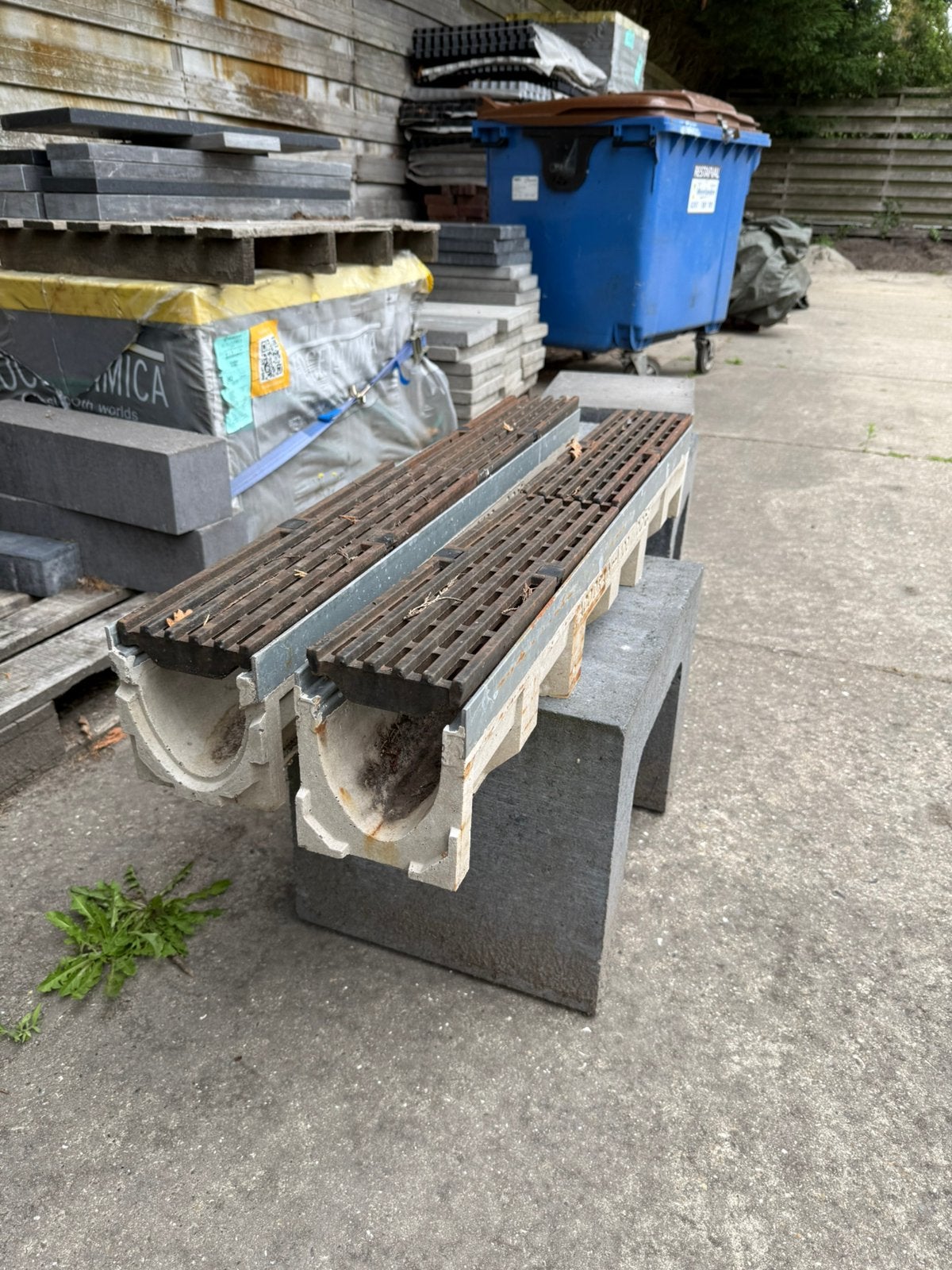 2 stuks Aco V100 afwateringsgoot met gietijzeren deksel, Doe-het-zelf en Verbouw, Buizen en Afvoer, Ophalen, Zo goed als nieuw