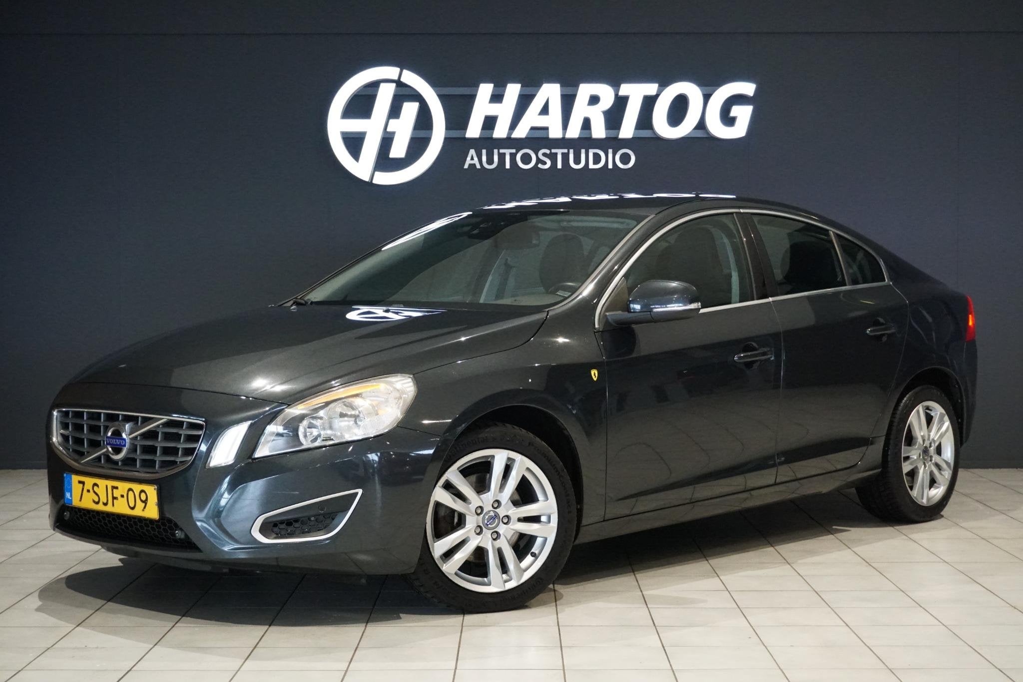 Volvo S60 1.6 T3 Summum + NAVIGATIE / BLUETOOTH / LMV, Voorwielaandrijving, 15 km/l, Gebruikt, 4 cilinders